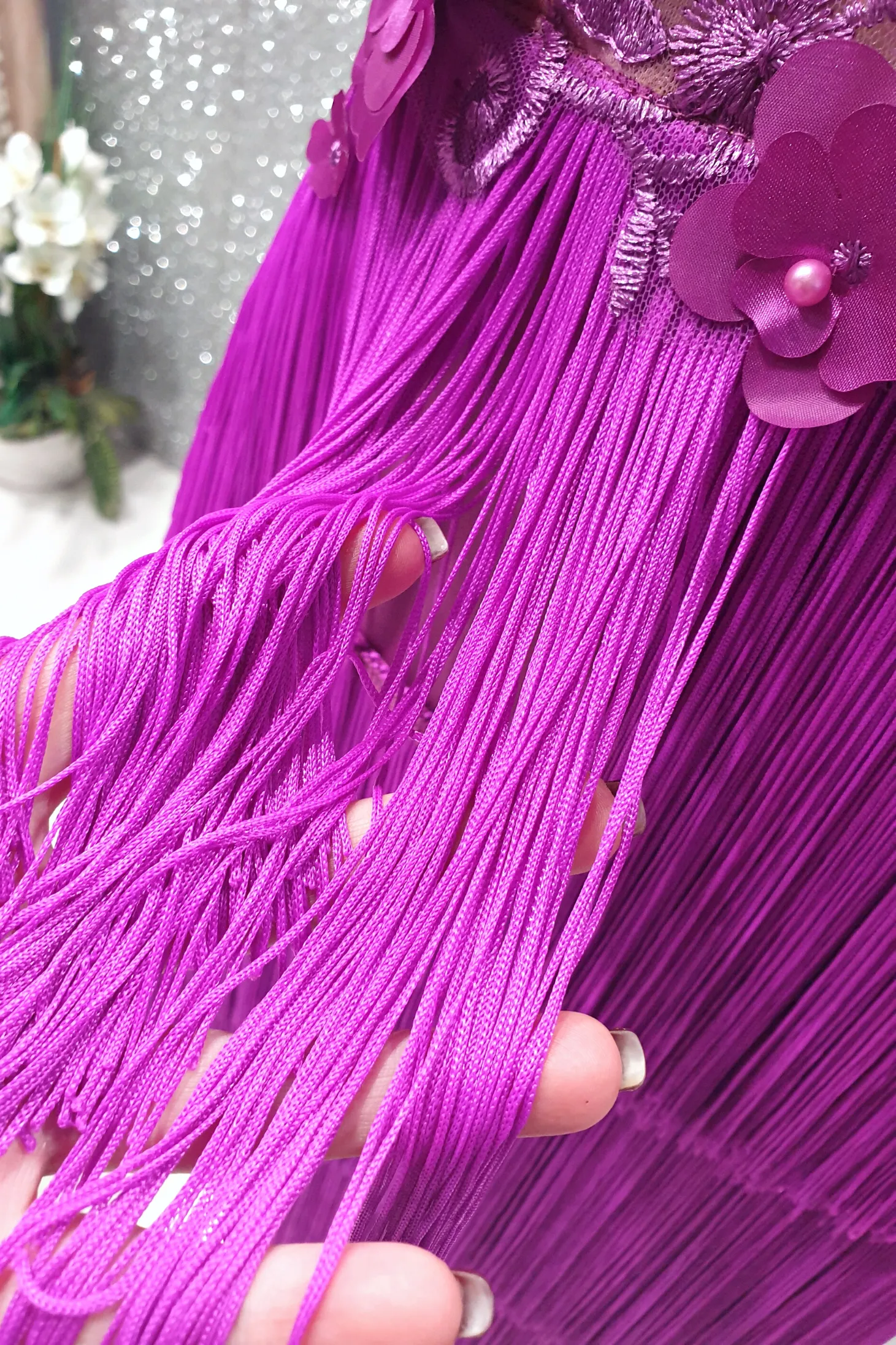 Abito corto magenta Axa con corpetto a fiori 3D e gonna in frange decorative