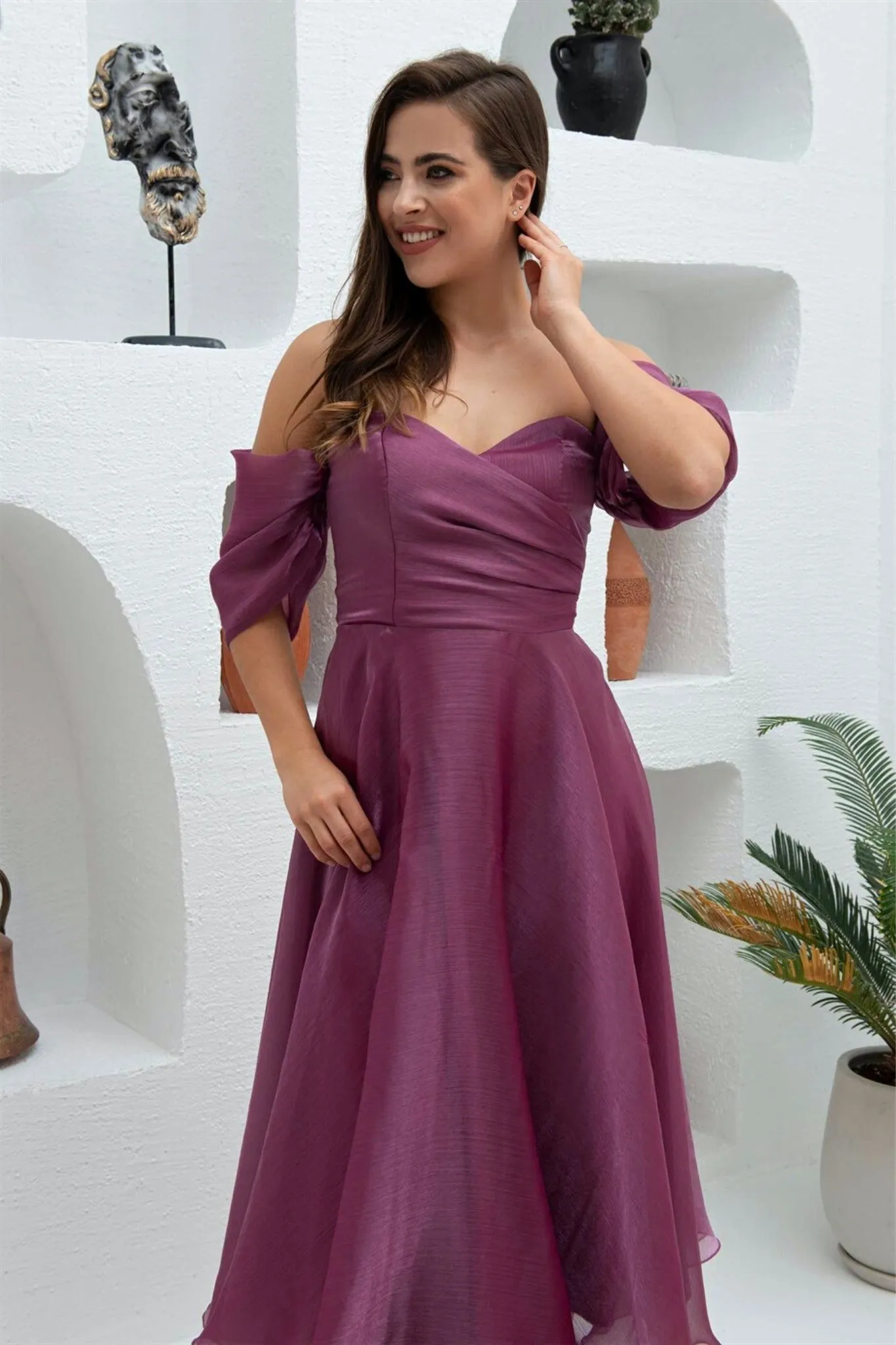 Abito magenta svasato midi in organza con scollo a cuore e maniche cadenti