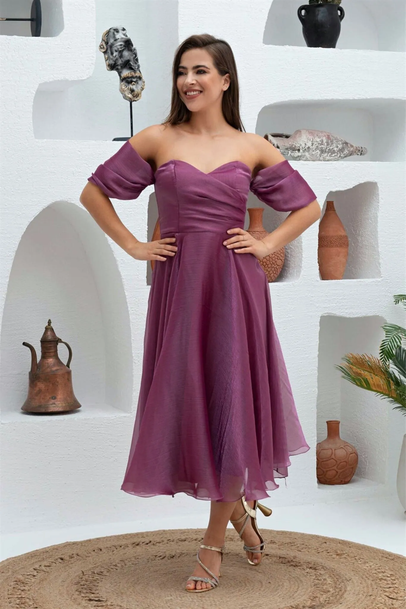 Abito magenta svasato midi in organza con scollo a cuore e maniche cadenti