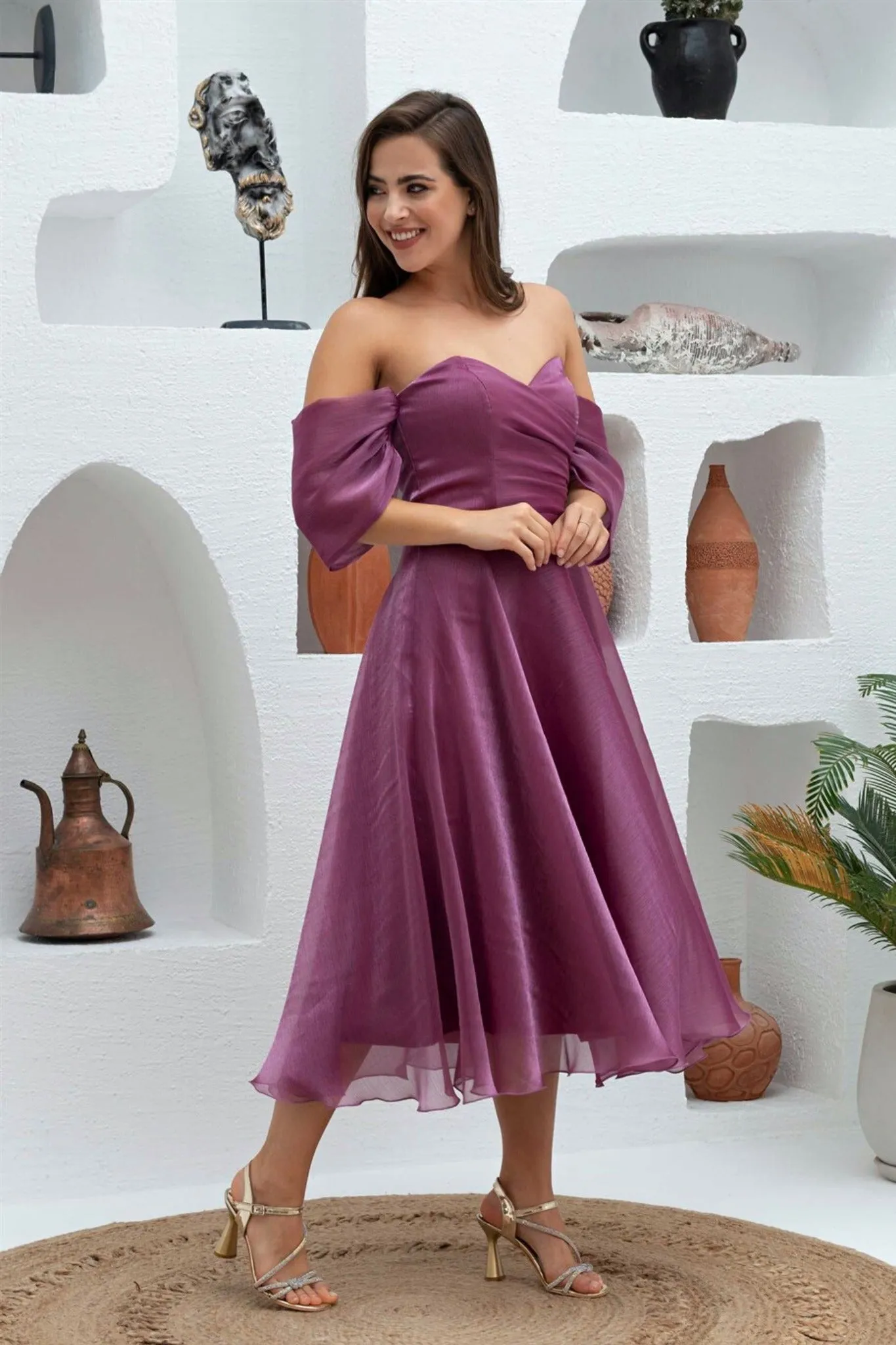 Abito magenta svasato midi in organza con scollo a cuore e maniche cadenti