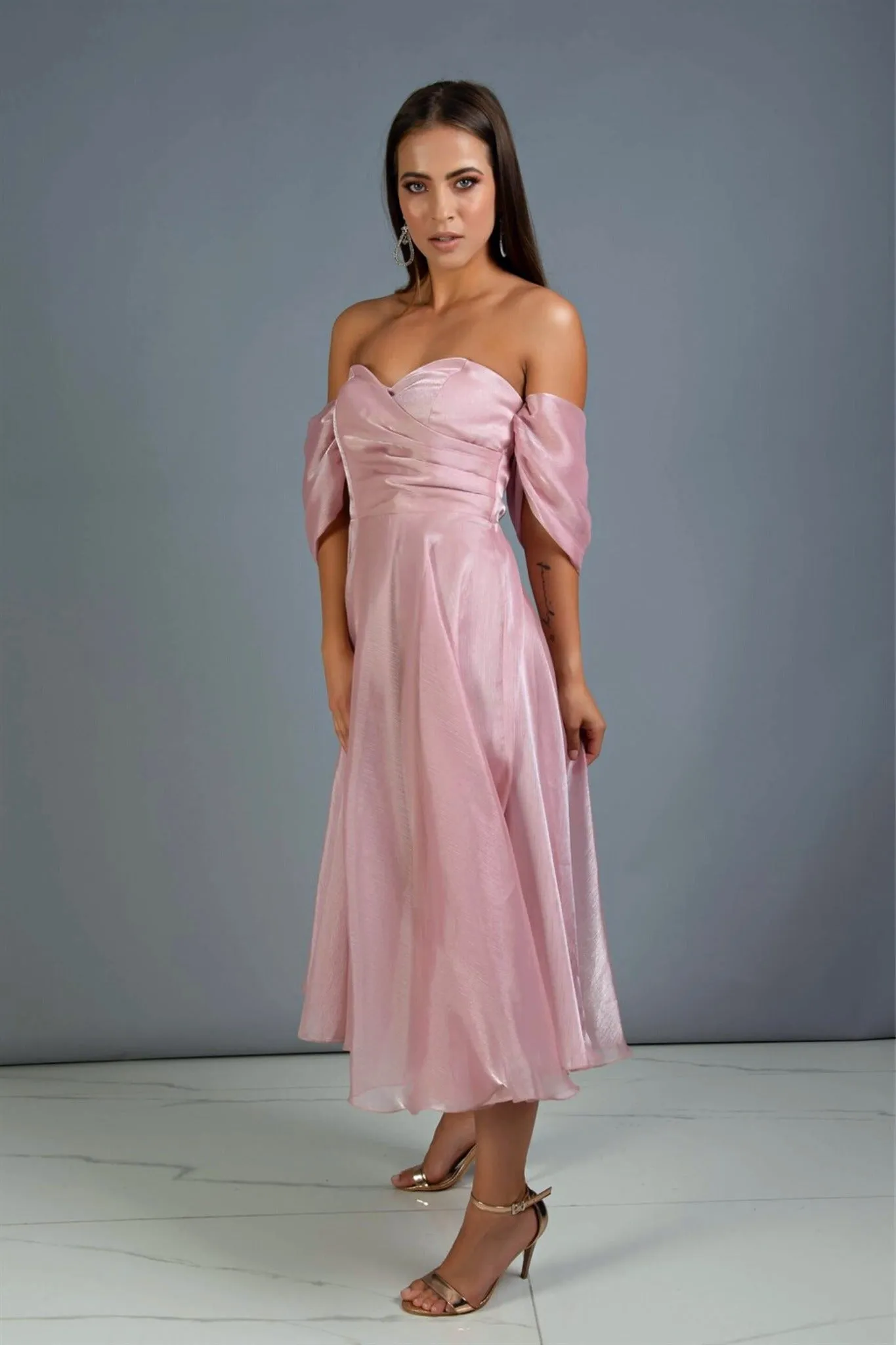 Abito rosa svasato midi in organza con scollo a cuore e maniche cadenti