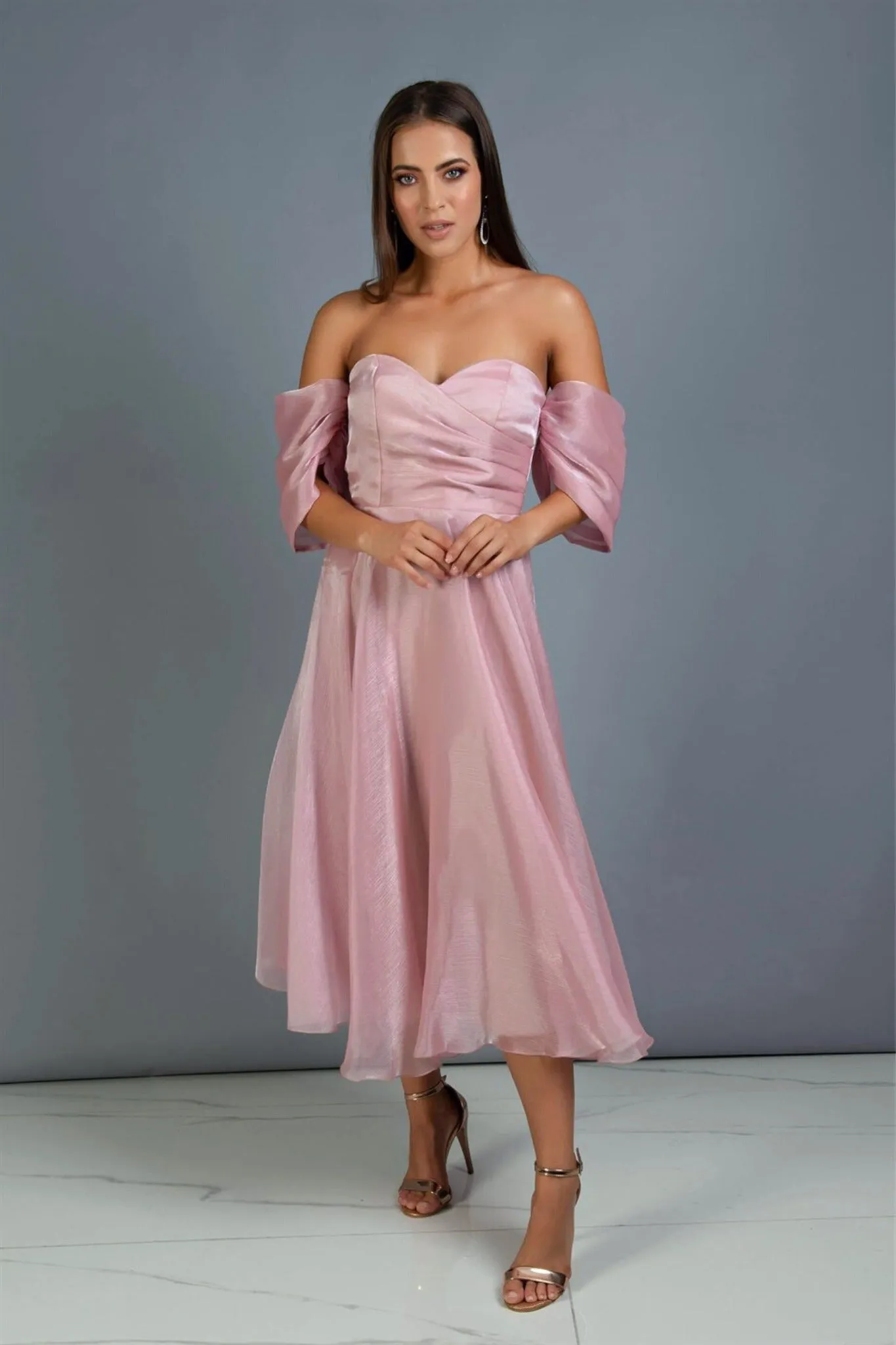 Abito rosa svasato midi in organza con scollo a cuore e maniche cadenti