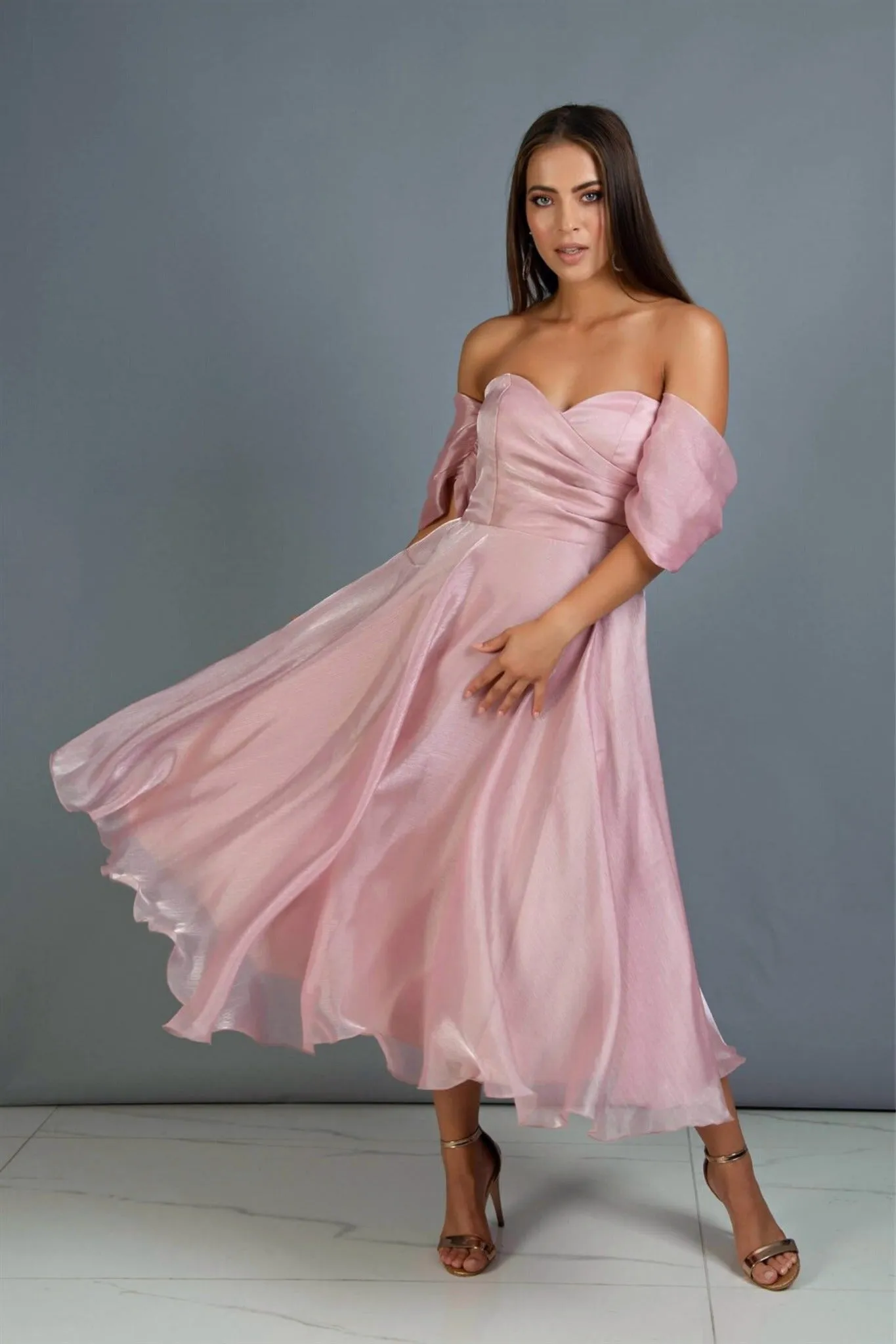 Abito rosa svasato midi in organza con scollo a cuore e maniche cadenti