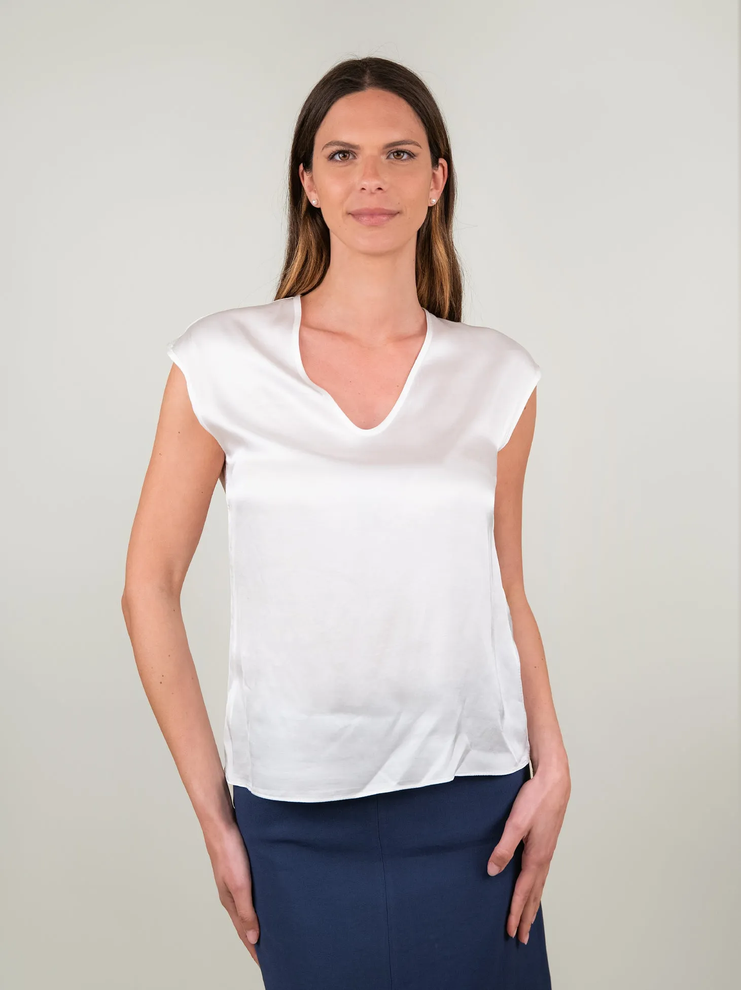 BLUSA CON SCOLLO A V E MANICA CORTA IN RASO BIANCA