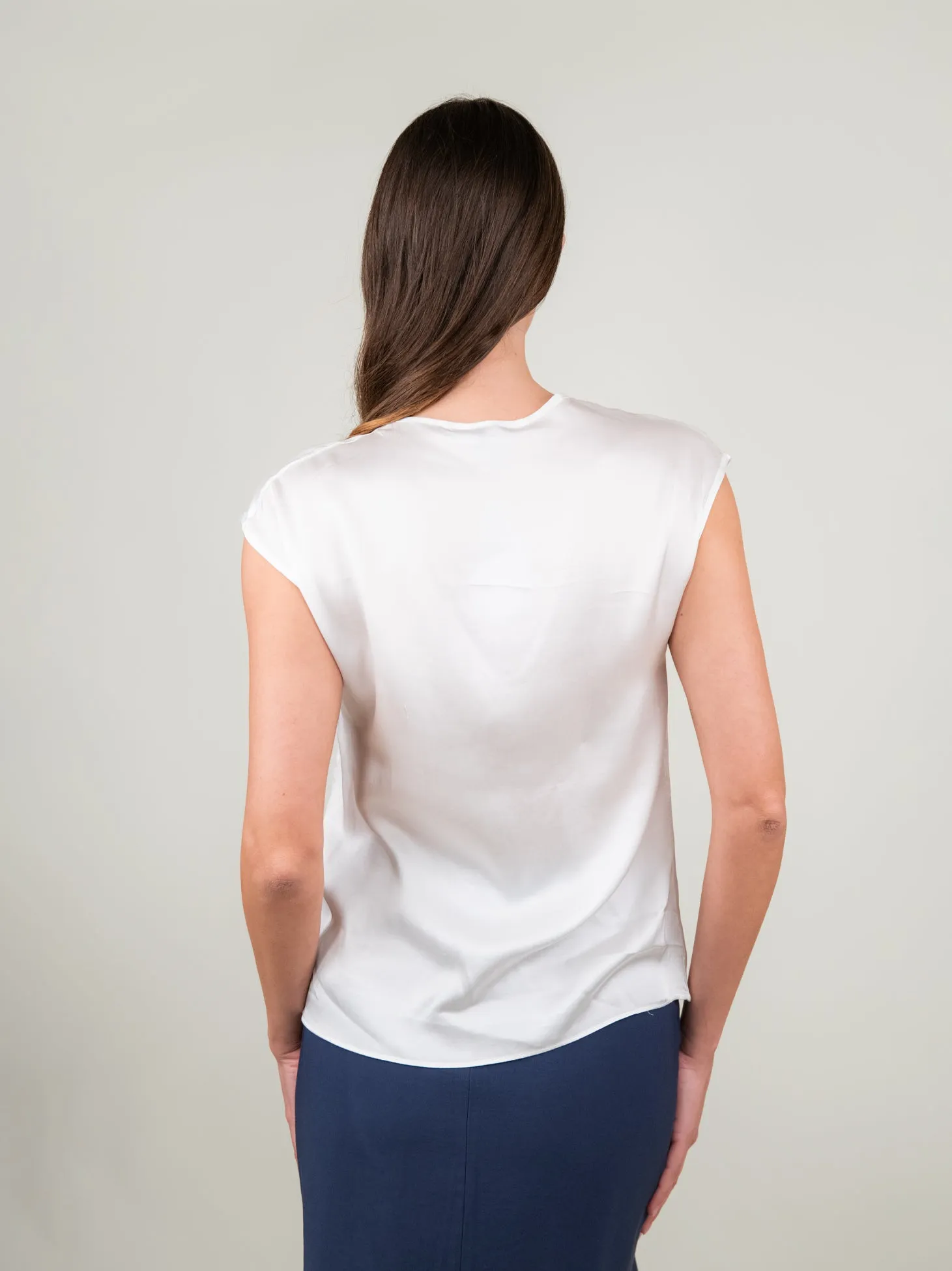 BLUSA CON SCOLLO A V E MANICA CORTA IN RASO BIANCA