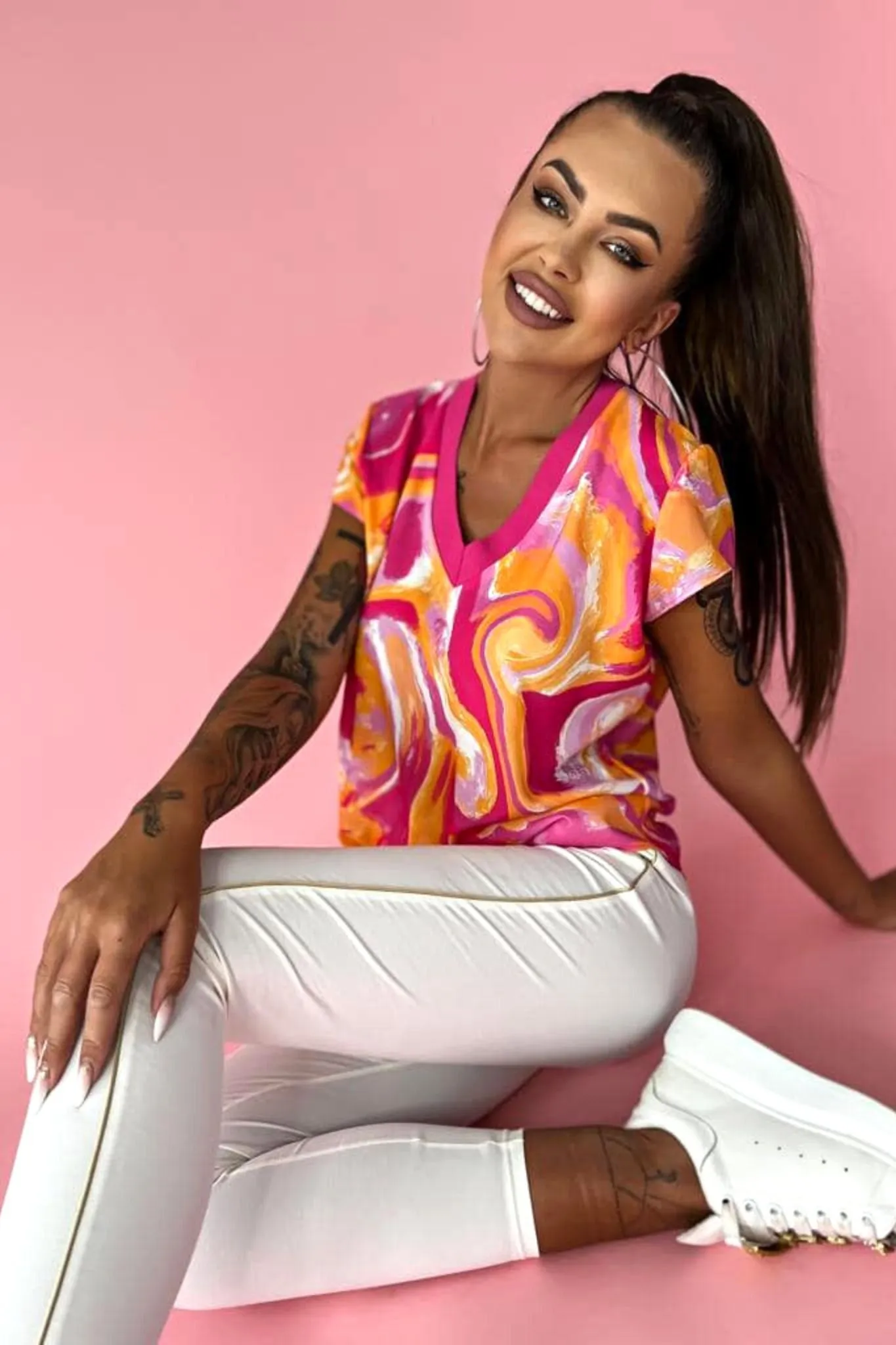 Blusa estiva con maniche corte a fantasia astratta tonalità arancione e fucsia