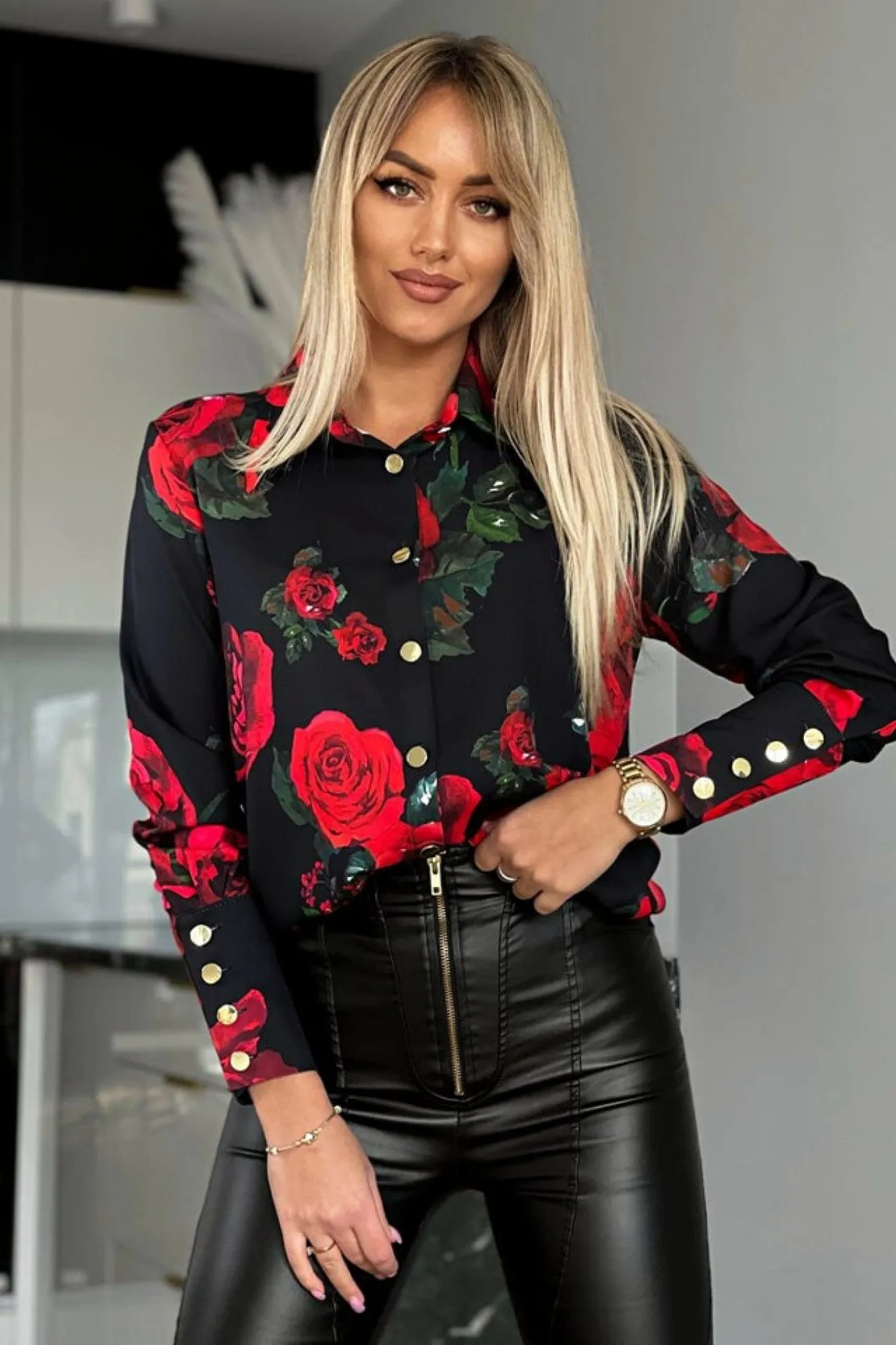 Camicia elegante nera a fantasia rose rosse e foglie verdi con bottoni dorati