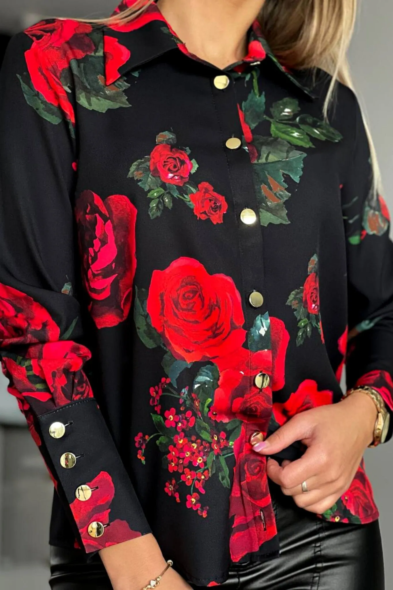 Camicia elegante nera a fantasia rose rosse e foglie verdi con bottoni dorati