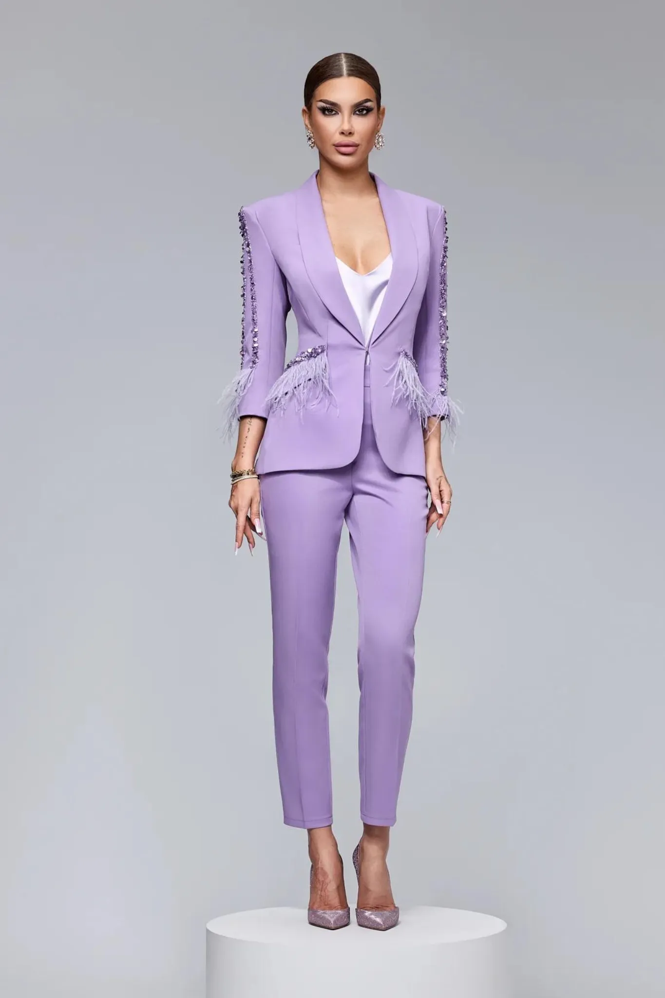 Completo tailleur lilla Bby giacca accessoriata con piume paillettes e pantaloni a sigaretta