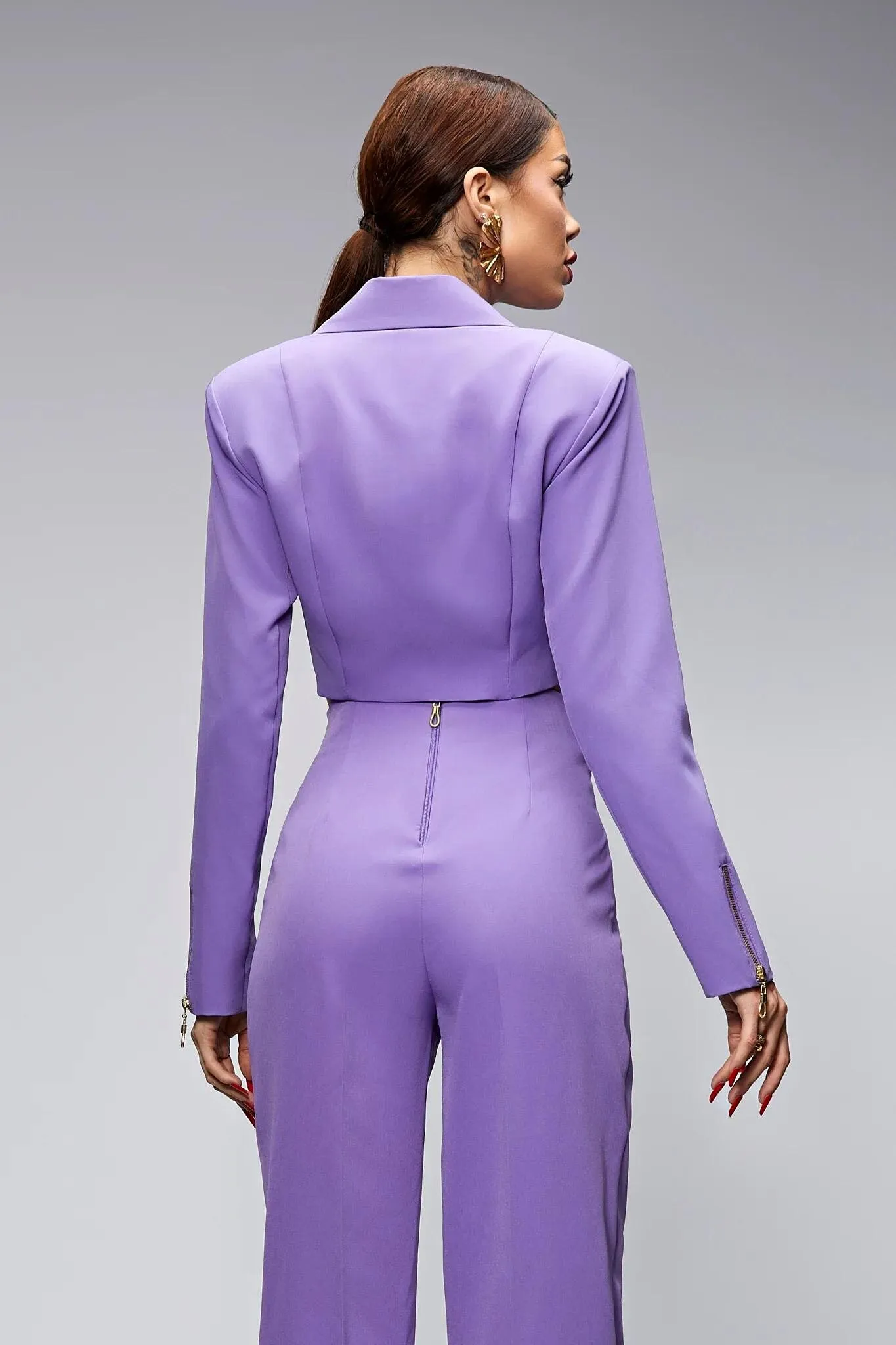 Completo tailleur lilla lavanda Bby giacca corta e pantaloni a gamba larga