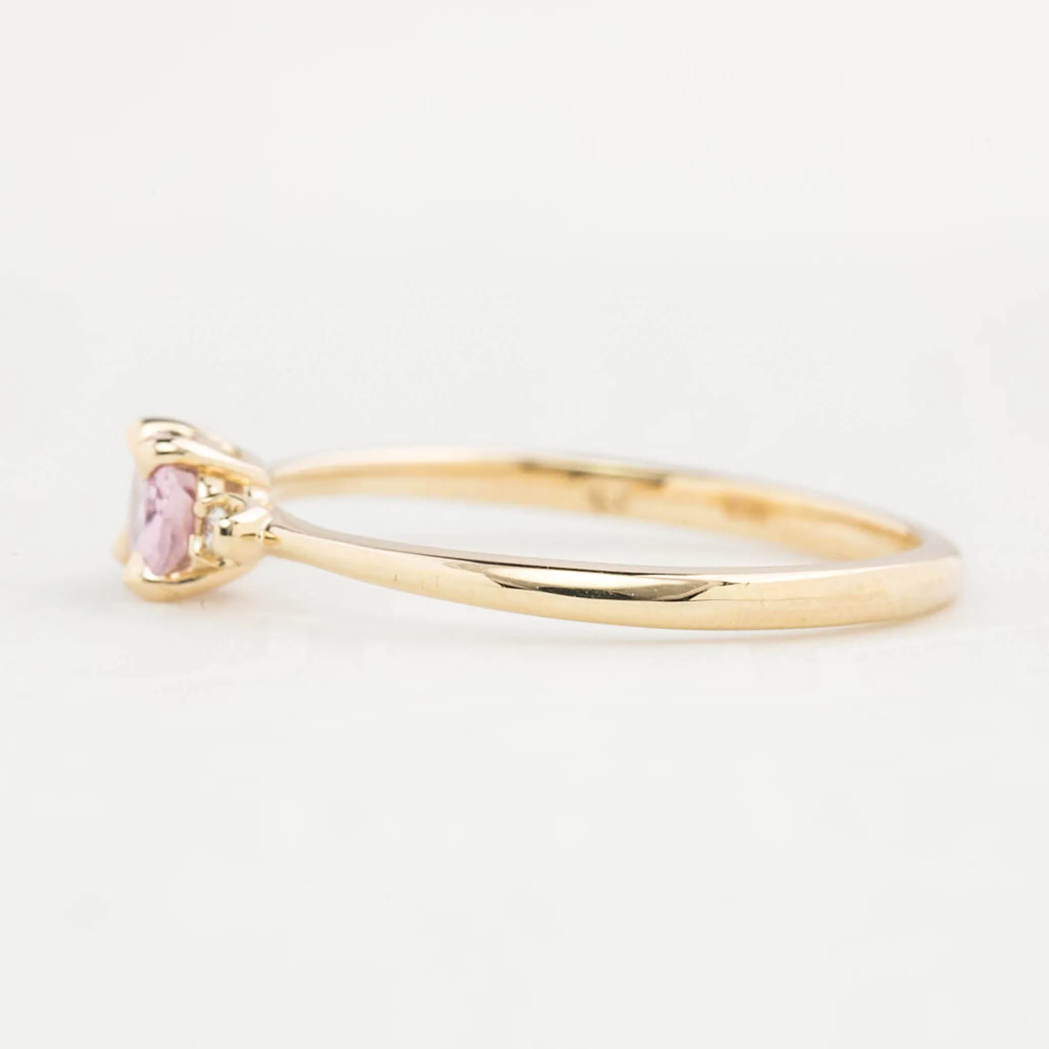 Emilie Ring 5mm 0.45ct Light pink Umba Sapphire 14K Yellow Gold