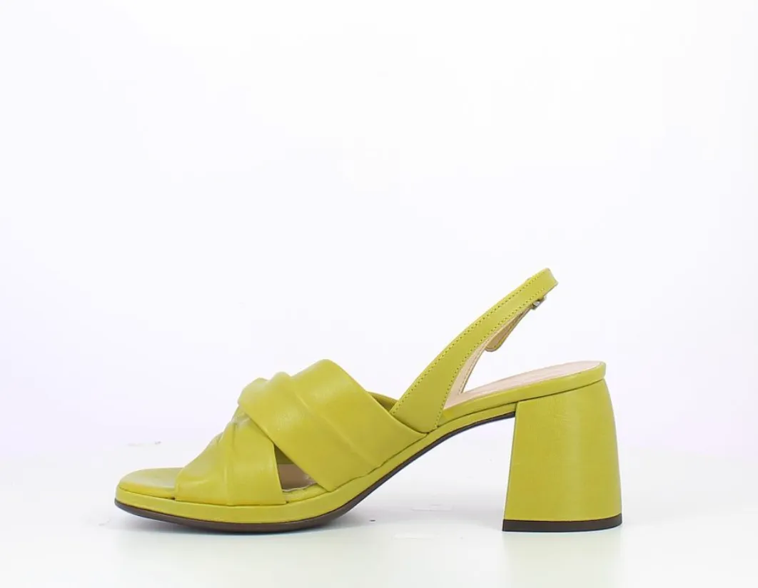 F8202 Twist Apple Block Heel