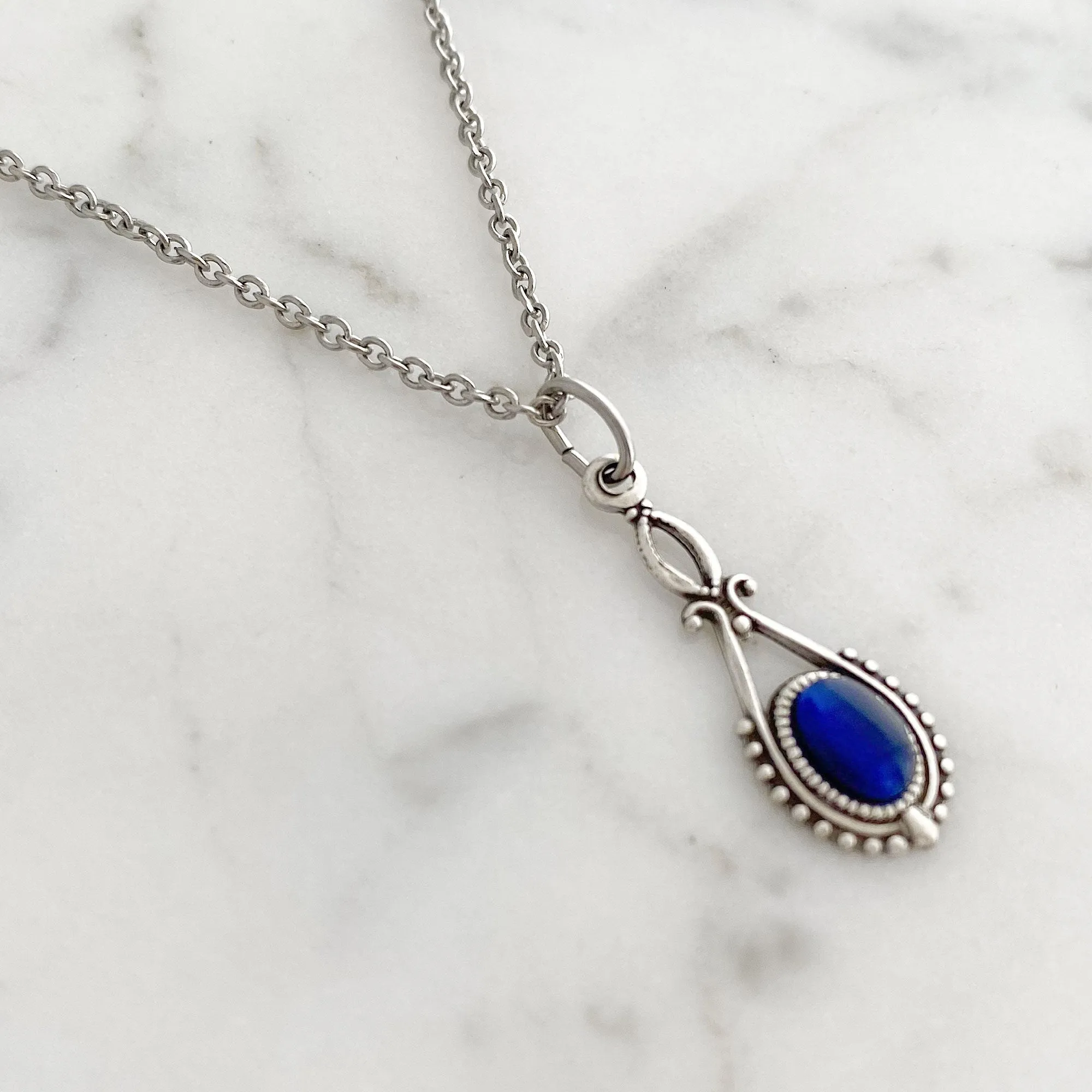 GAVIN silver and blue cat eye pendant