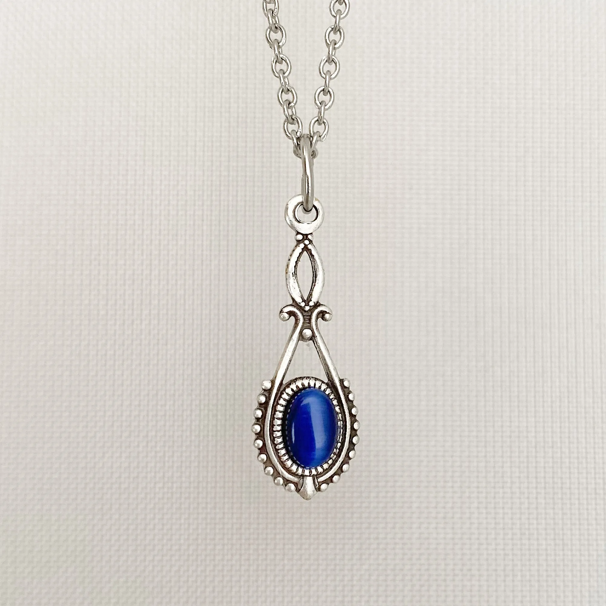 GAVIN silver and blue cat eye pendant