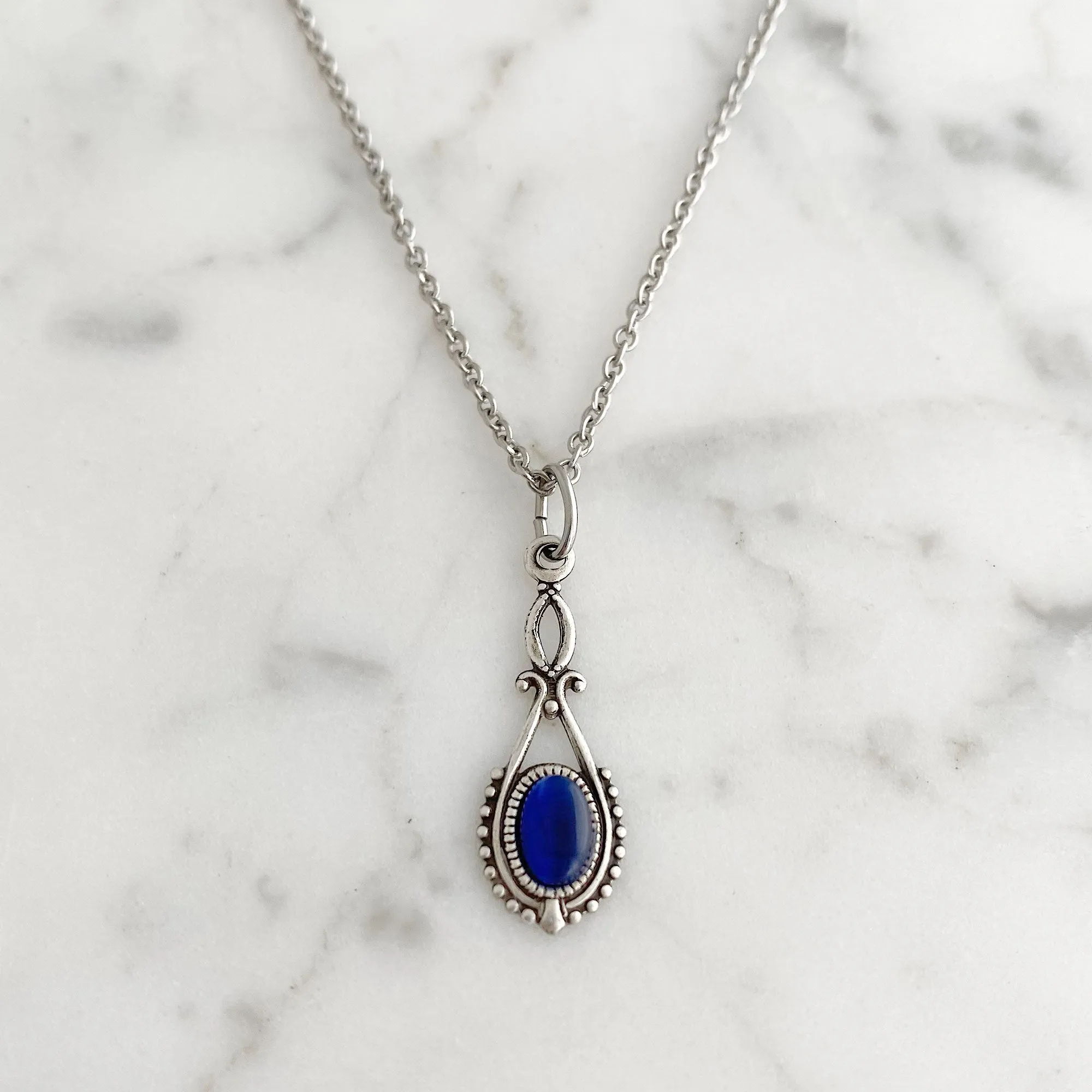 GAVIN silver and blue cat eye pendant