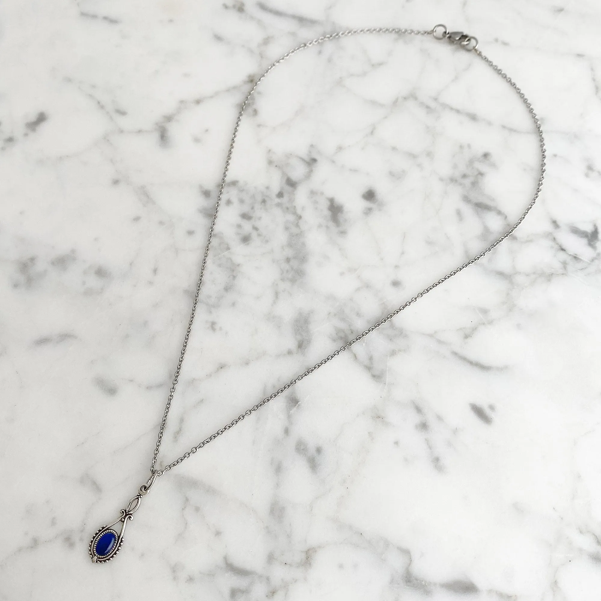 GAVIN silver and blue cat eye pendant