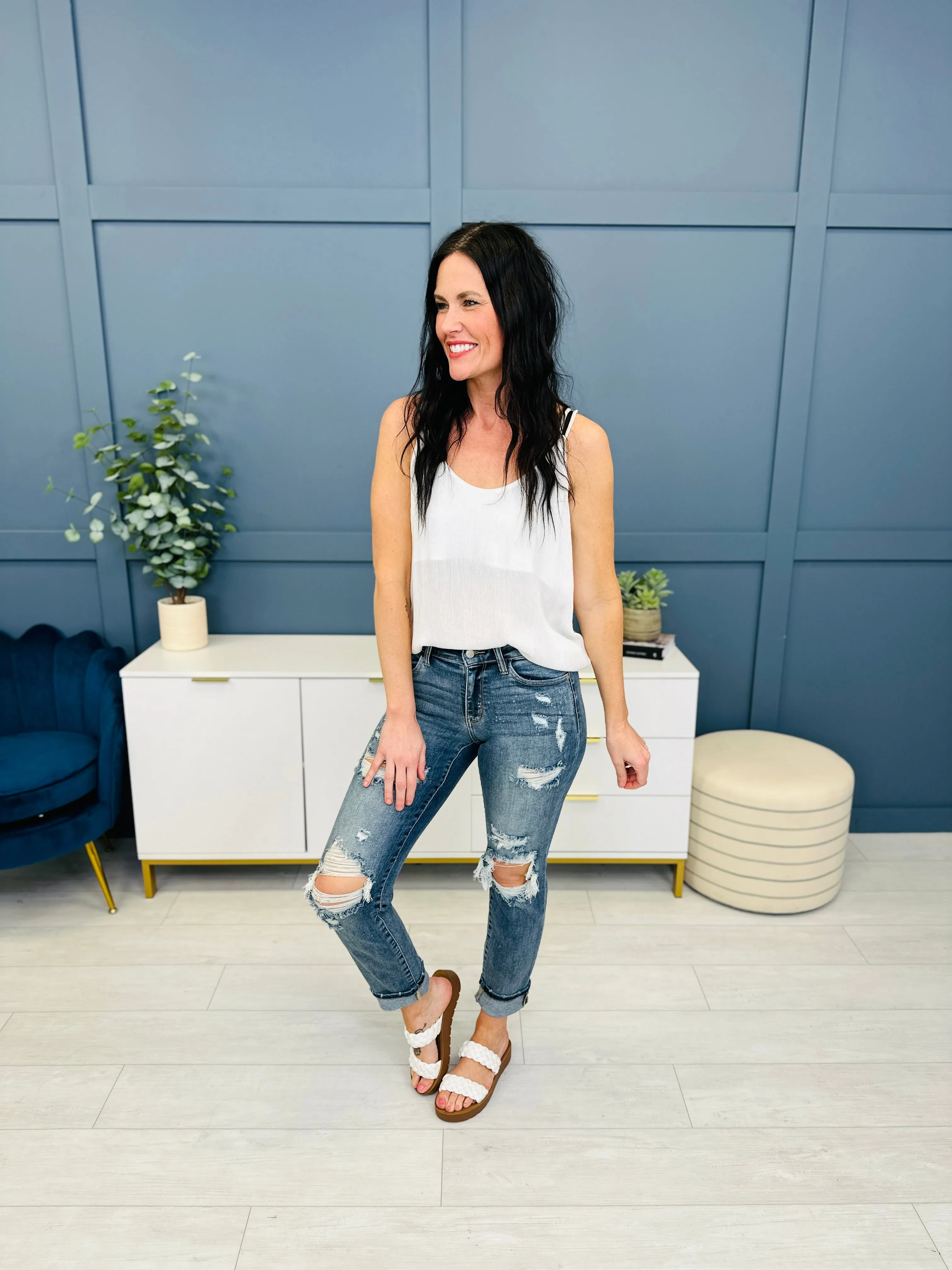 Judy Blue Somewhere On a Bleach Mid Rise Boyfriend Jeans in REG/CURVY