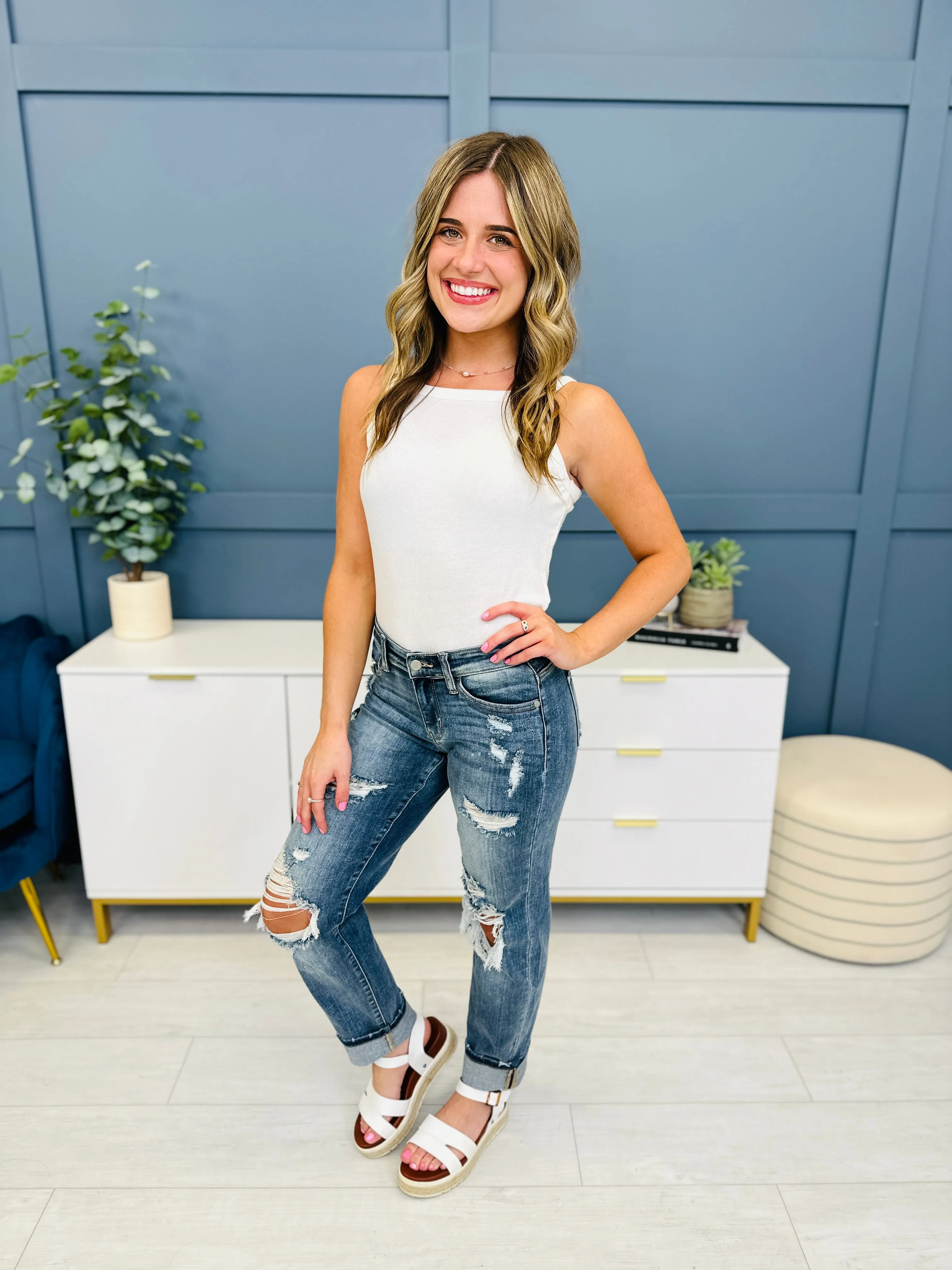 Judy Blue Somewhere On a Bleach Mid Rise Boyfriend Jeans in REG/CURVY