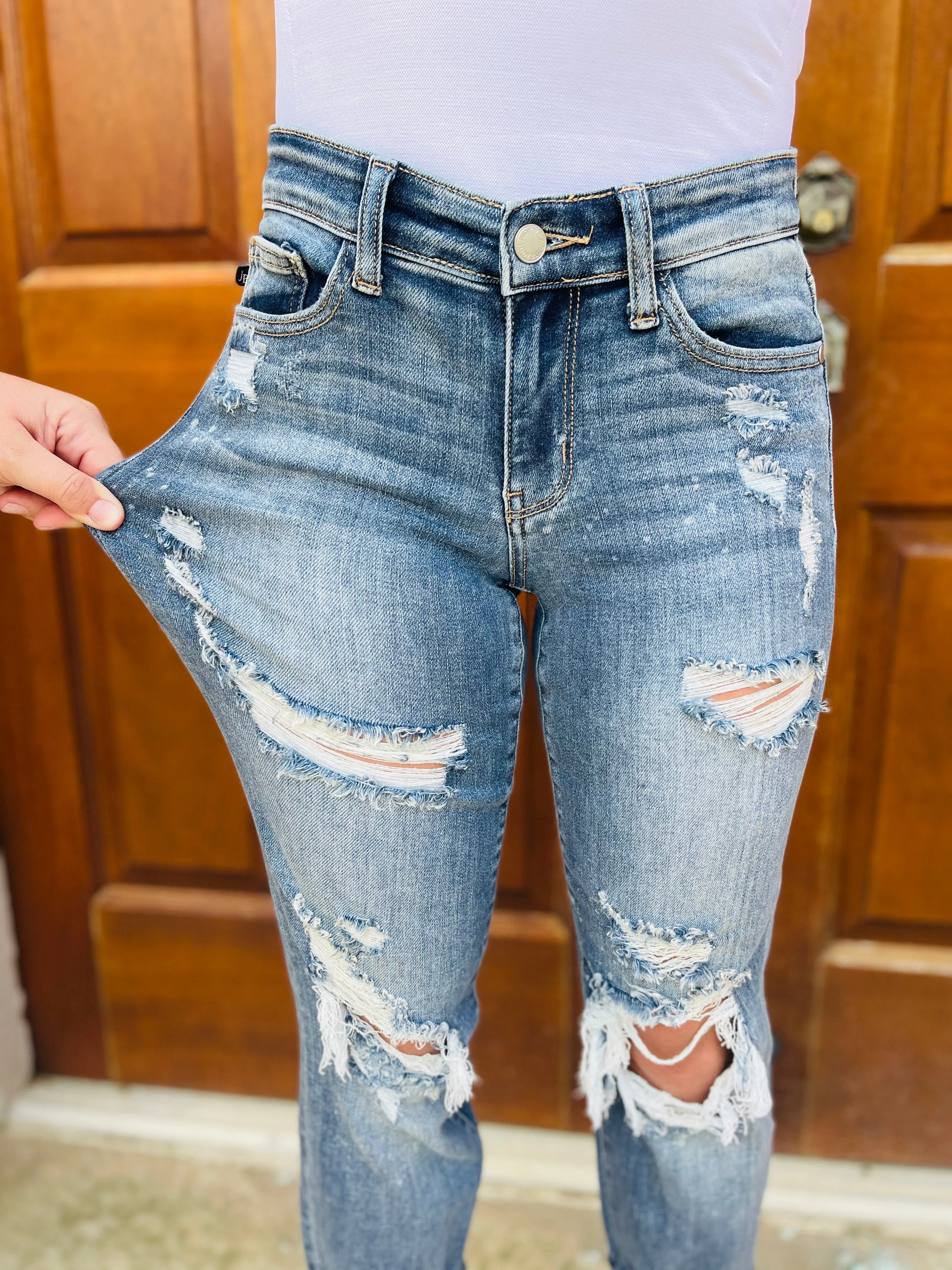 Judy Blue Somewhere On a Bleach Mid Rise Boyfriend Jeans in REG/CURVY