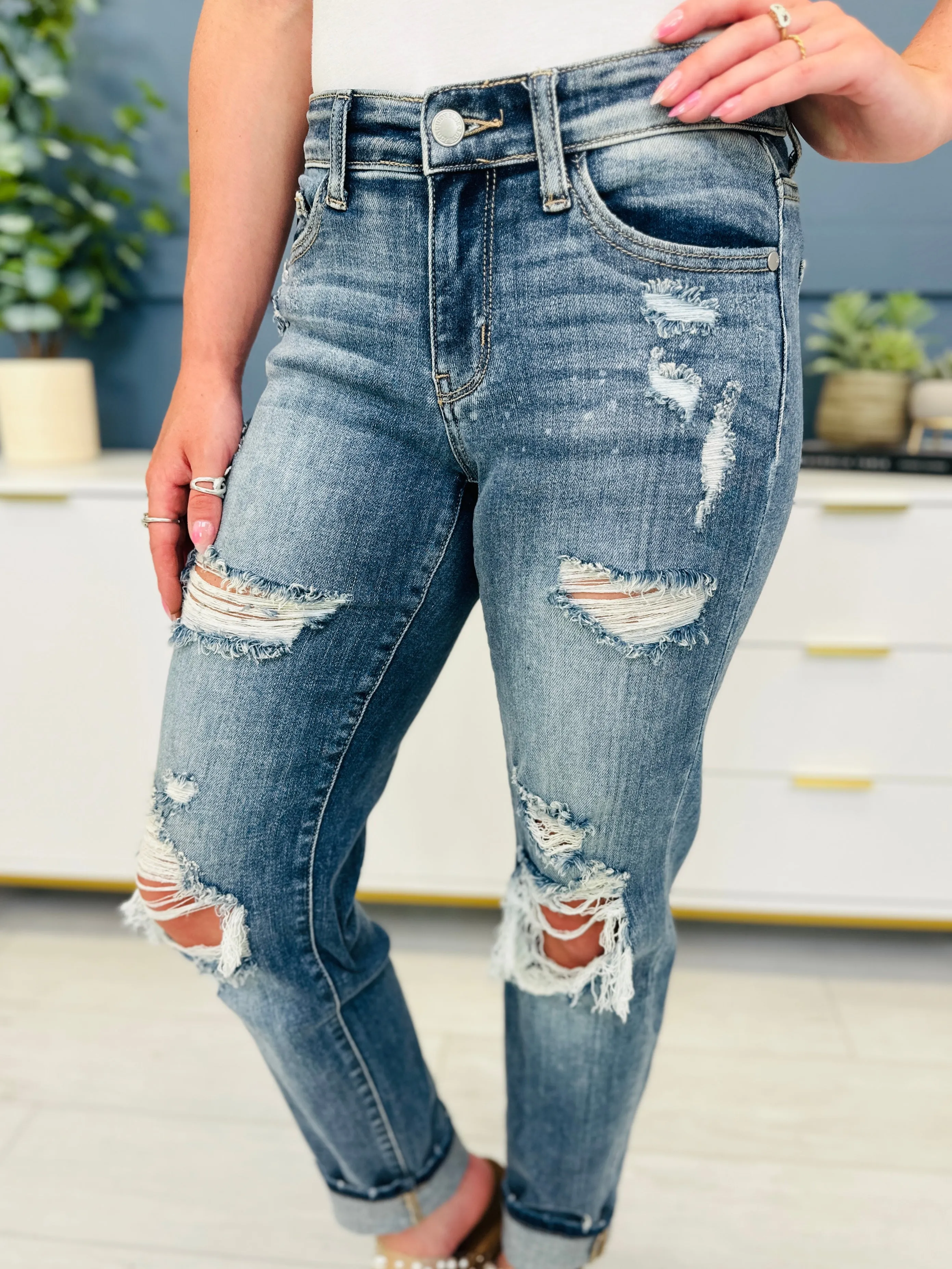 Judy Blue Somewhere On a Bleach Mid Rise Boyfriend Jeans in REG/CURVY