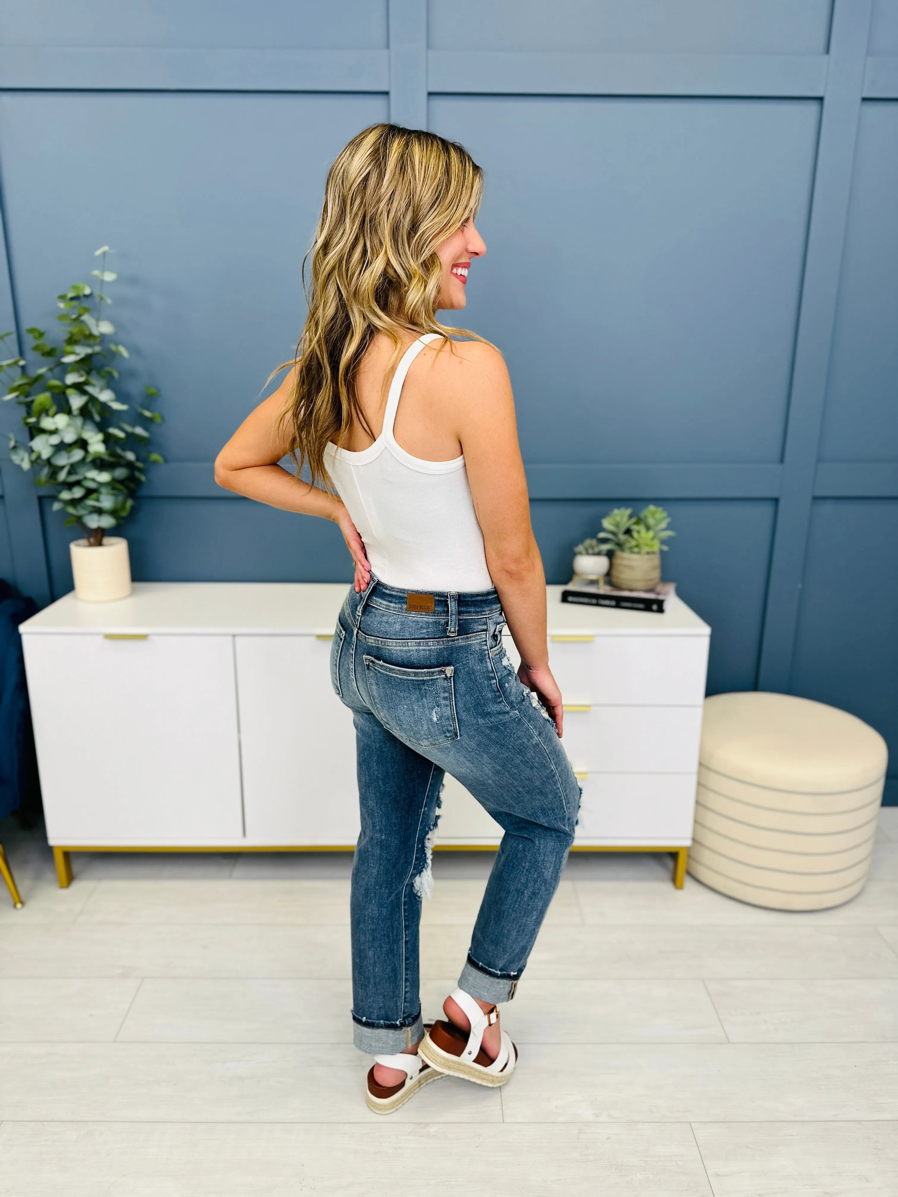 Judy Blue Somewhere On a Bleach Mid Rise Boyfriend Jeans in REG/CURVY