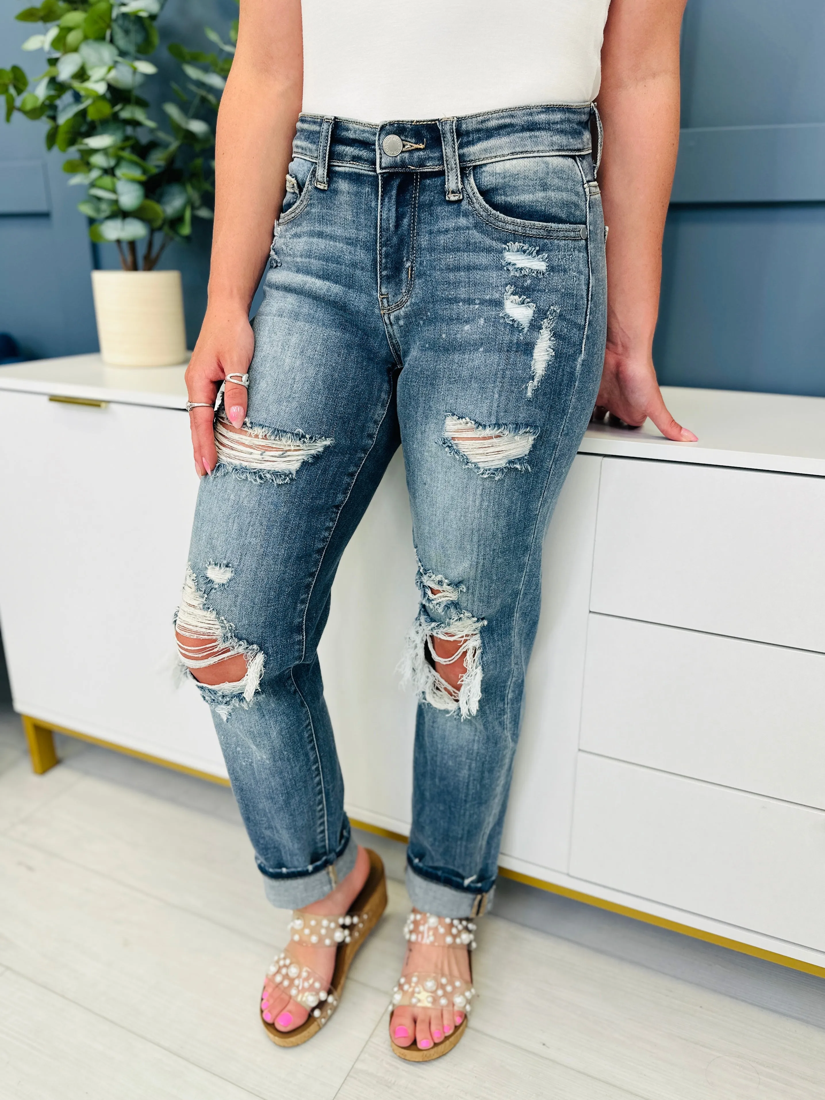 Judy Blue Somewhere On a Bleach Mid Rise Boyfriend Jeans in REG/CURVY