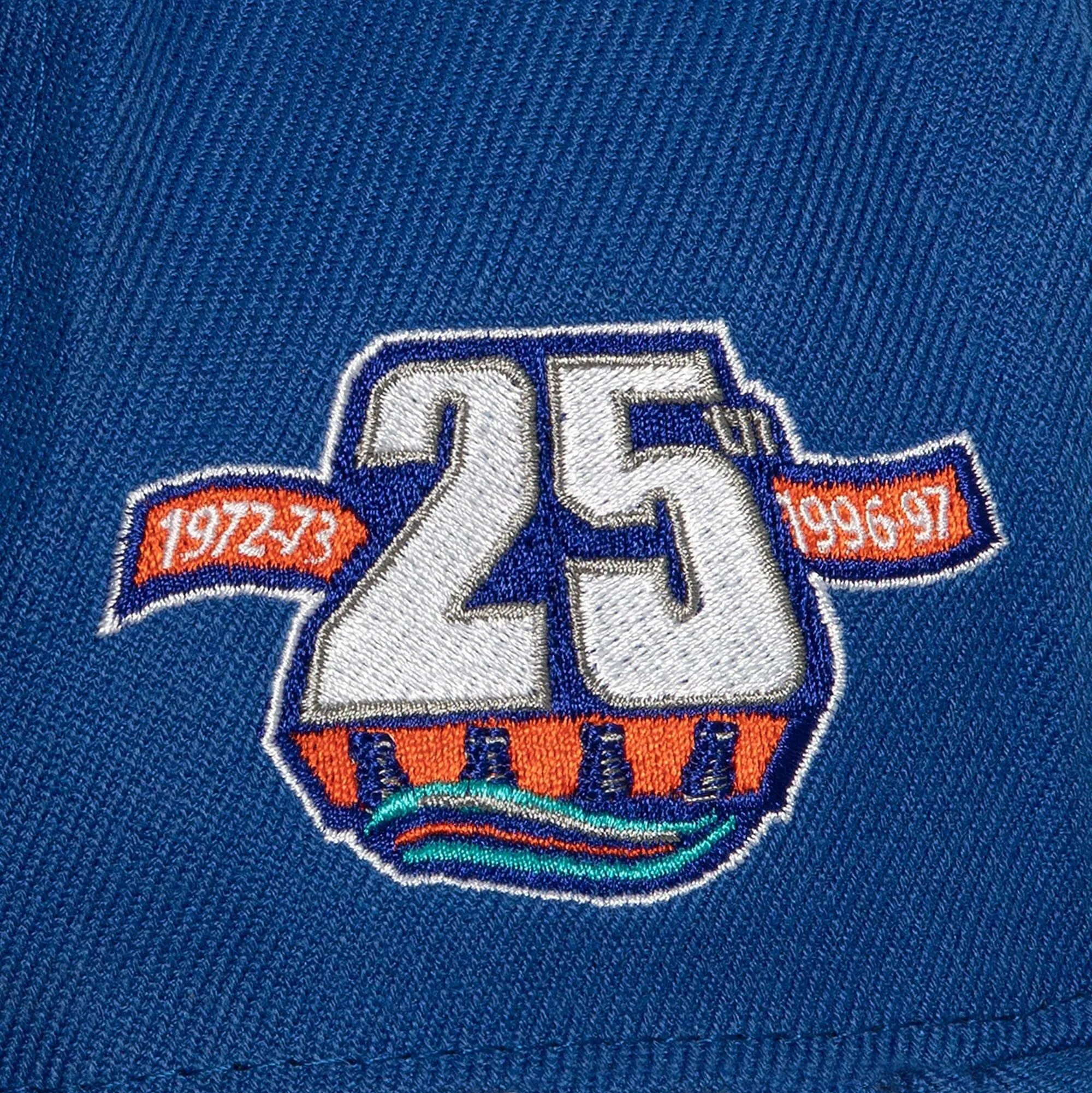 Mitchell & Ness Vintage NHL NY Islanders 25 Years Side Patch Dynasty Fitted