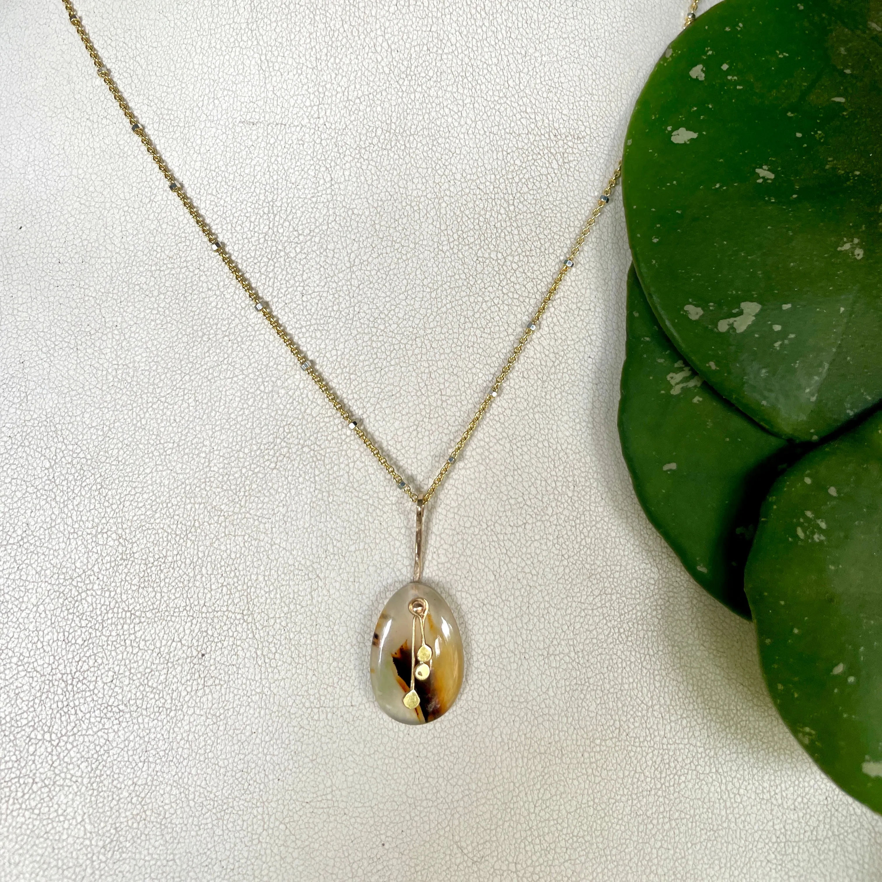 Oval pendulum dots montana agate necklace