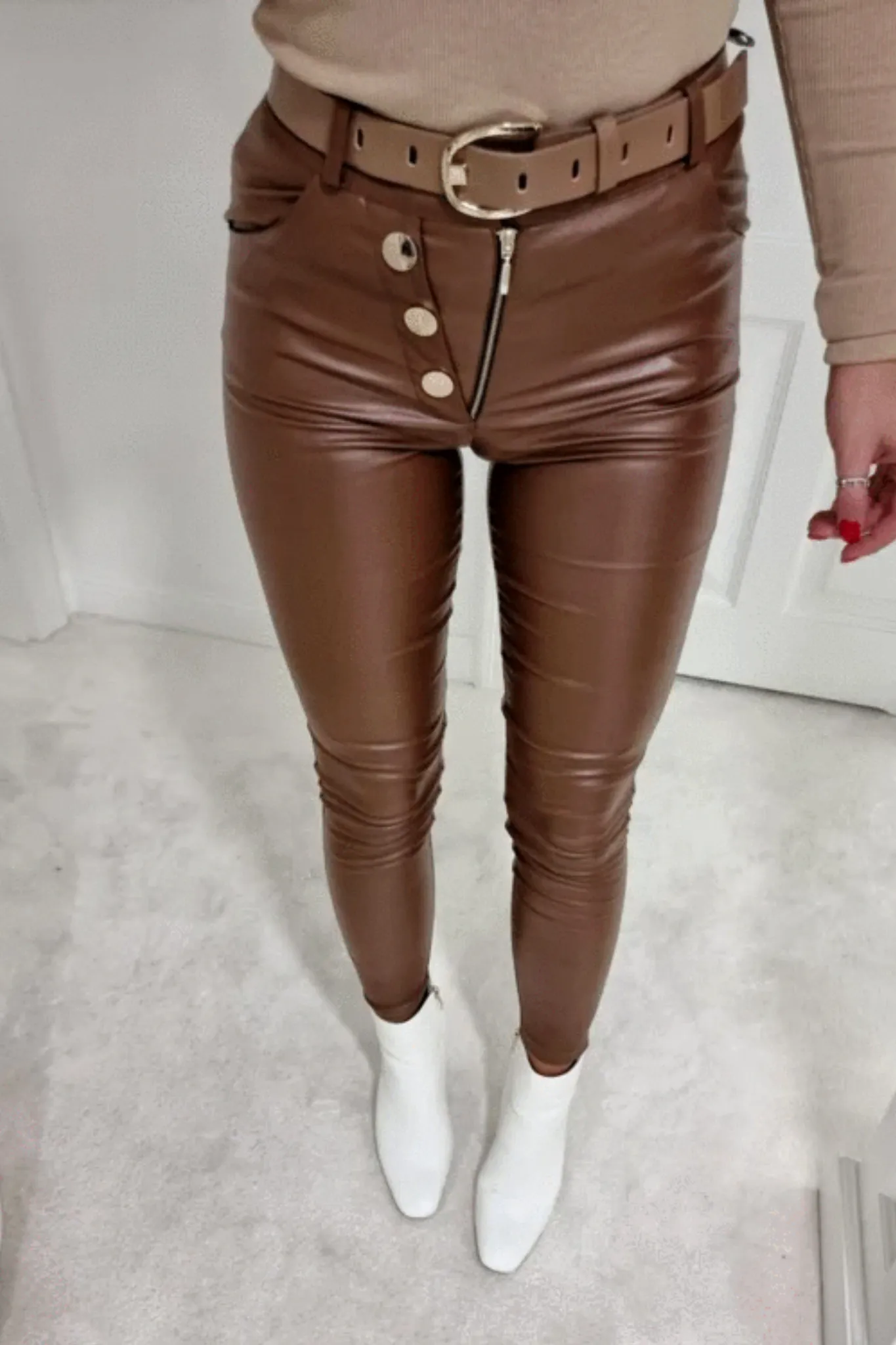 Pantaloni marrone bronzo in similpelle a vita alta accessoriati con bottoni e cerniere