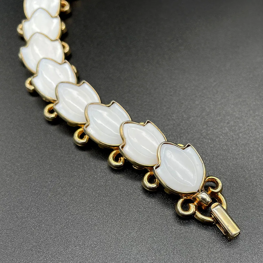 【USA輸入】ヴィンテージ TRIFARI ホワイト ガラス ブレスレット/Vintage TRIFARI White Molded Glass Bracelet