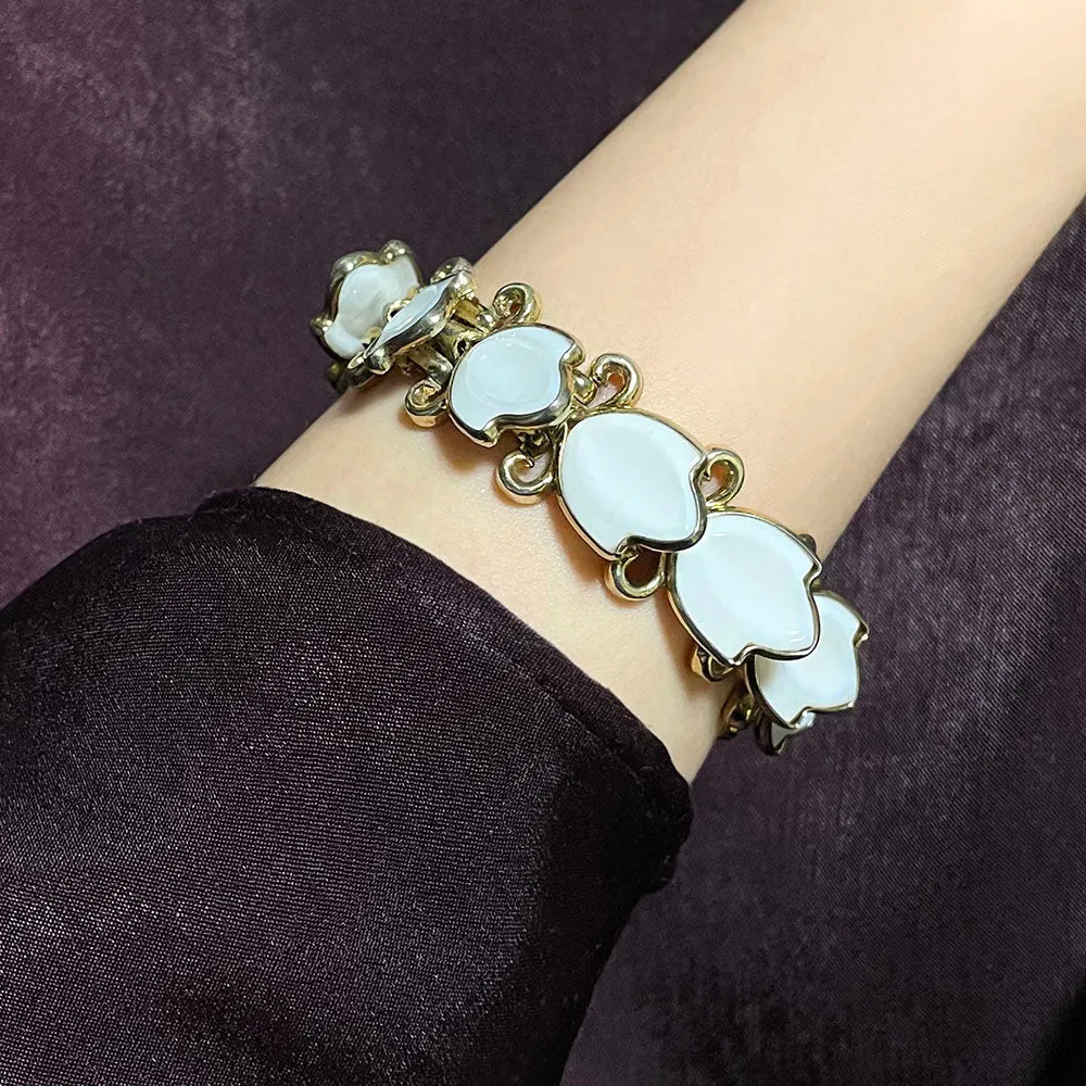 【USA輸入】ヴィンテージ TRIFARI ホワイト ガラス ブレスレット/Vintage TRIFARI White Molded Glass Bracelet